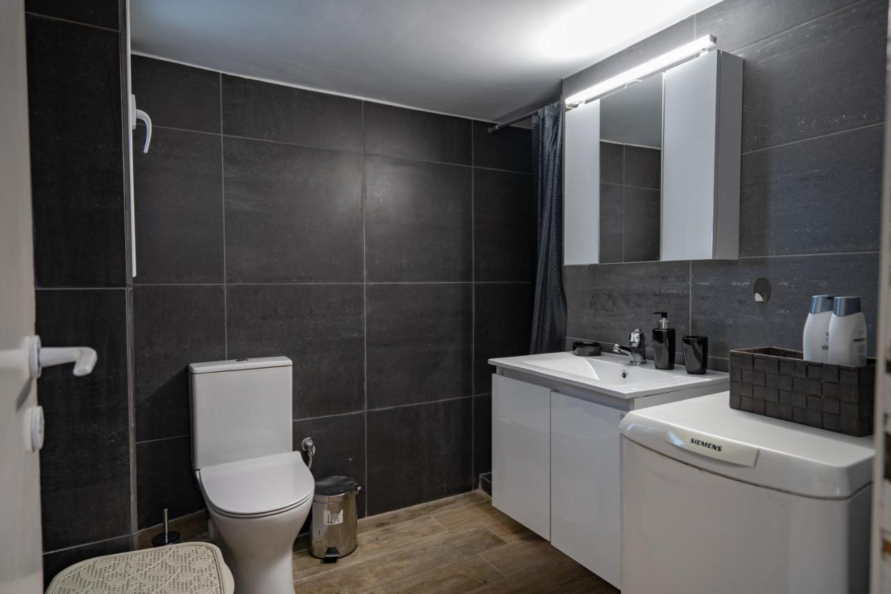 Dimotiko Theatro Metro St. 1 Bedroom 4 Pers. Flat Piraeus Exterior photo